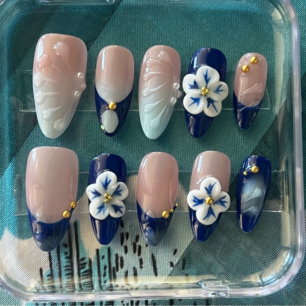 Elegant Blue and White Floral Nail Set